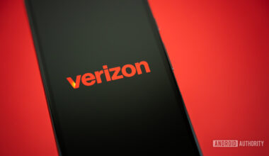 2024 Verizon logo on smartpohone Stock photo (3)