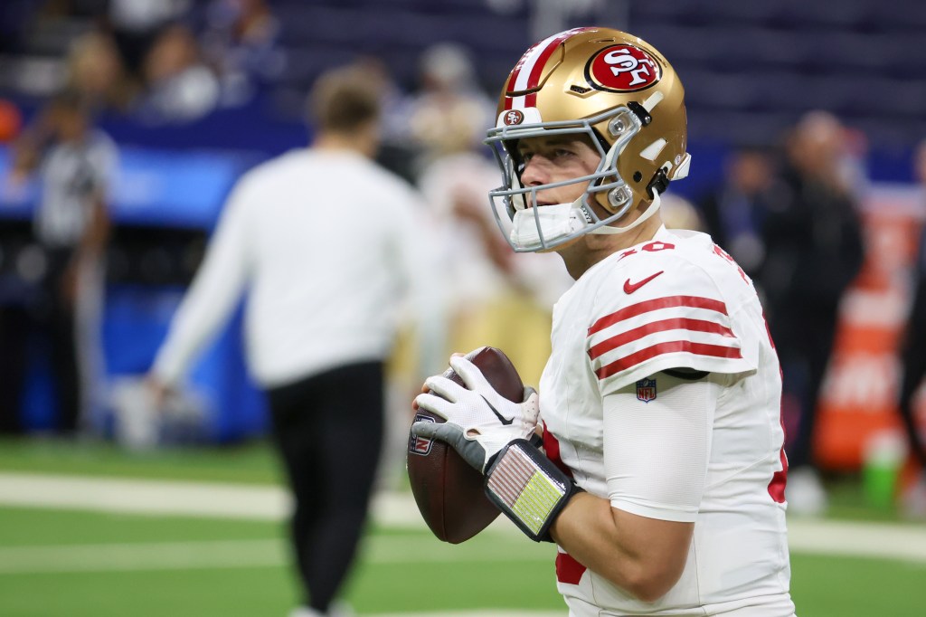 San Francisco 49ers quarterback Mac Jones (10) warms up before the game against the Indianapolis Colts at Lucas Oil Stadium. 