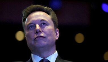 Elon Musk says SpaceX prioritizing the moon, pivots away from his Mars settlement ambition