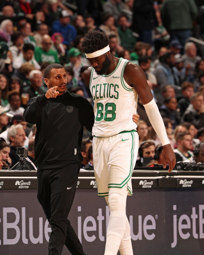 Joe Mazzulla talks to Neemias Queta on the sidelines.
