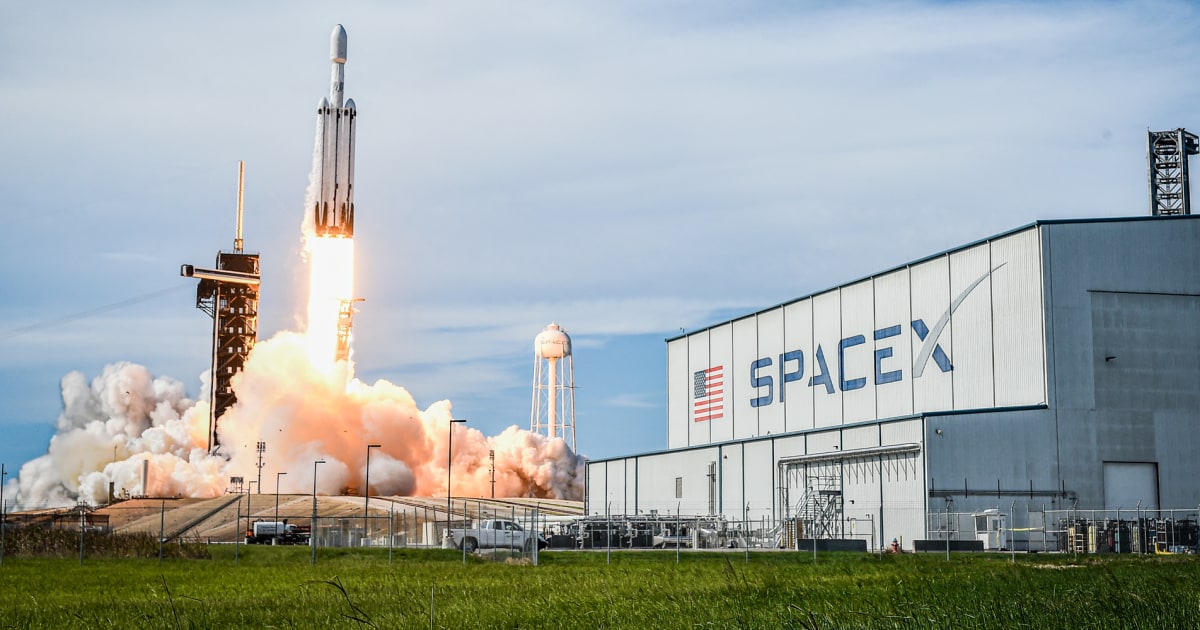 SpaceX prioritizes city on the moon over Mars project, Musk says