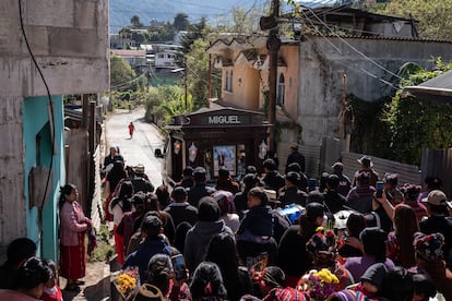 El cortejo fúnebre acompaña el cuerpo de Miguel Raymundo Raymundo hacia la iglesia evangélica, donde se le dará el último adiós antes del entierro. Nebaj, Guatemala, 2 de febrero de 2026.