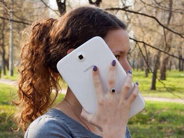 This doesn't look too comfortable... | Image by Pinterest - I would never buy a seven-inch iPhone. Here’s why.