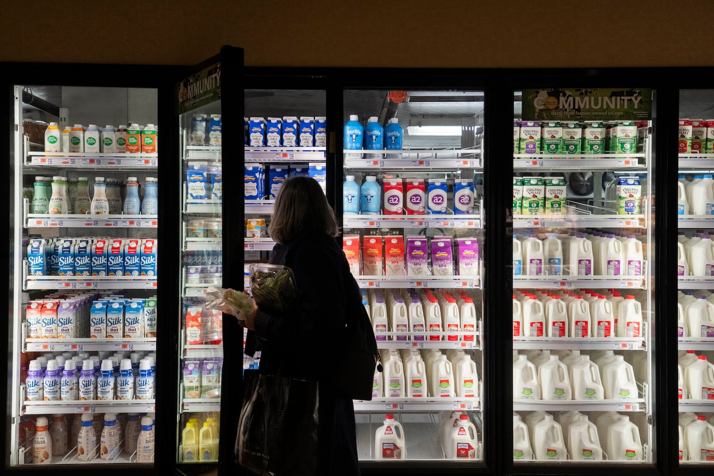 Shoppers at a grocery store in New York. The costs and nutritional impact of the new dietary guidelines vary based not just on where Americans live and shop, but how each individual might interpret the new guidelines.