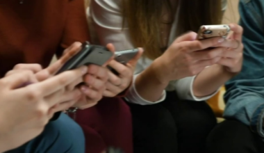 As school cellphone bans gain in popularity, lawmakers say it’s time to go bell-to-bell