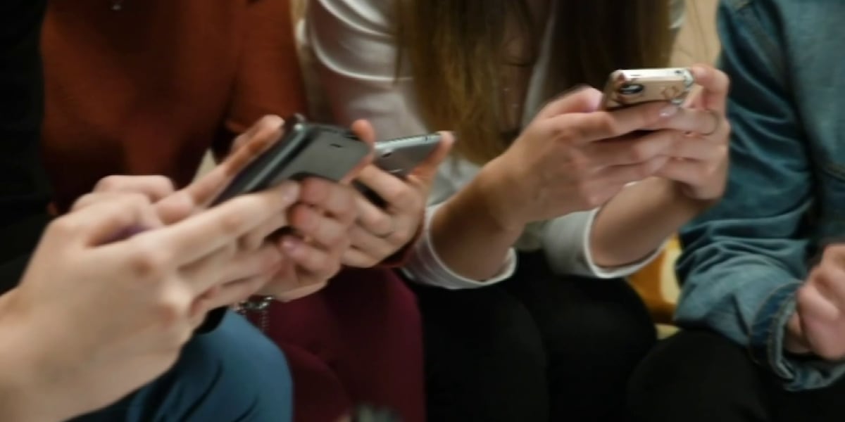 As school cellphone bans gain in popularity, lawmakers say it’s time to go bell-to-bell