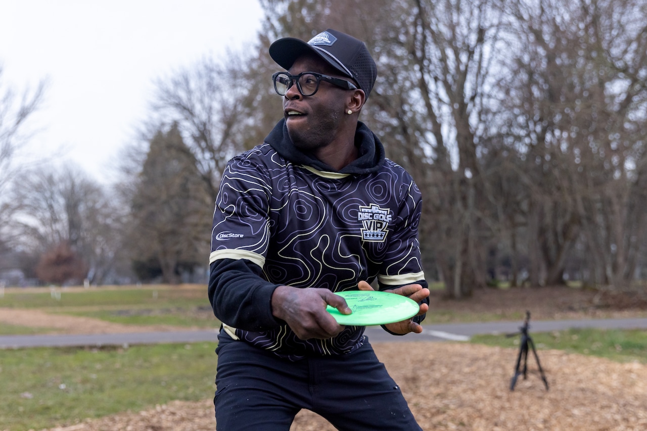 Former Oregon Ducks football star De’Anthony Thomas plays a round of disc golf at Alton Baker Park in Eugene