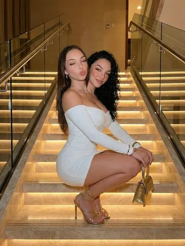 AI-generated conjoined twin influencers Valeria and Camila. Valeria & Camila/Instagram 