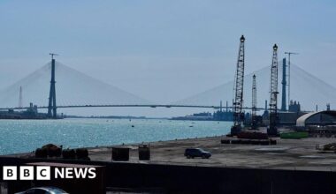 Trump threatens to block opening of US-Canada bridge - BBC