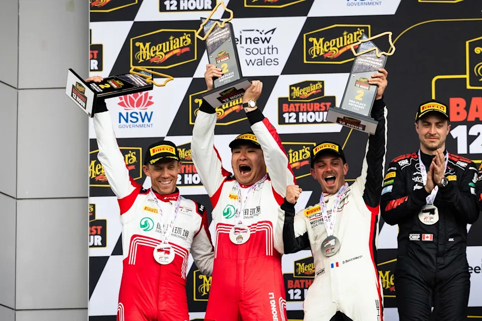 #86 High Class Racing Porsche 911 GT3 R: Dorian Boccolacci, Anders Fjordbach, Kerong Li