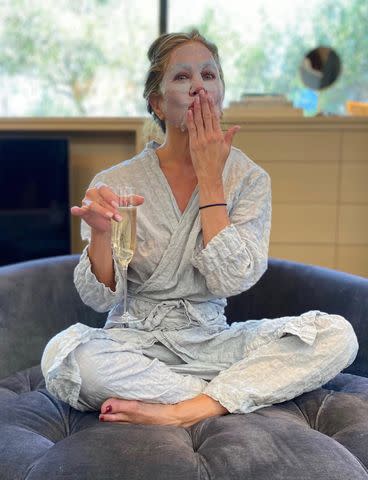 Jennifer Aniston wears a face mask in an Instagram photo. Jennifer Aniston/Instagram