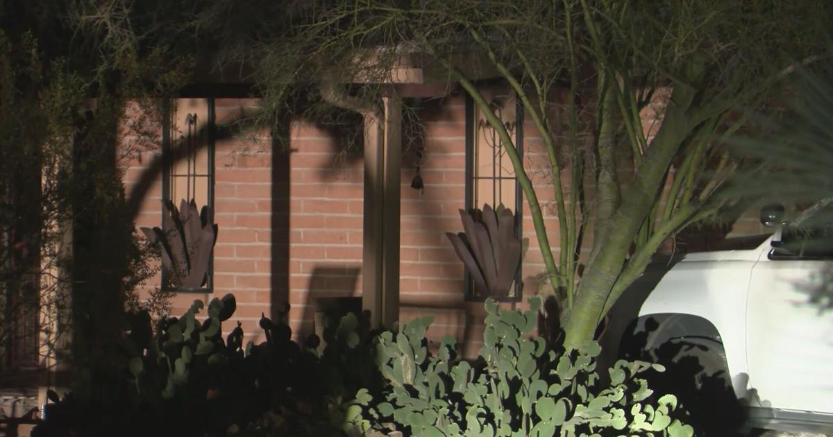 Investigators take photos inside of home of Savannah Guthrie's sister | The Disappearance of Nancy Guthrie