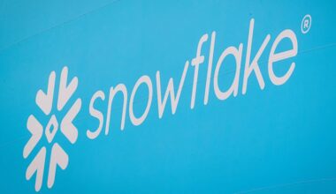 Snowflake expects annual product revenue above estimates as AI boosts demand