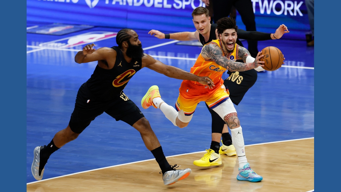 Donovan Mitchell scores 32 points as Cavaliers beat Hornets 118-113 for 7th straight victory