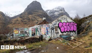 Demolition of former Jimmy Savile cottage delayed, say owners - BBC