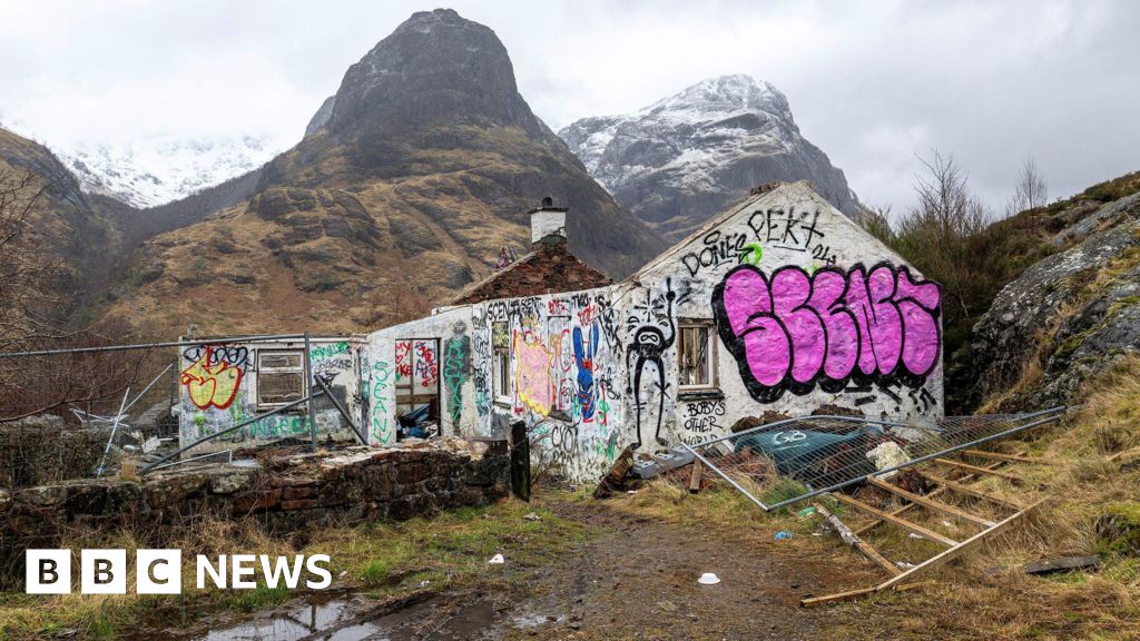 Demolition of former Jimmy Savile cottage delayed, say owners - BBC
