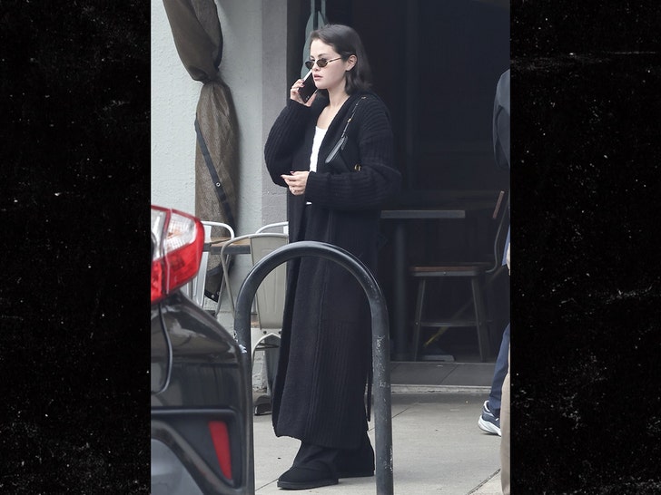 selena-gomez-backgrid-1