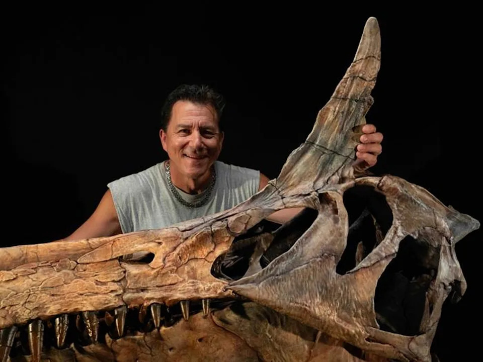 Palaeontologist Paul Sereno with a crest of Spinosaurus mirabilis (Fossil Lab Chicago, Paul Sereno)