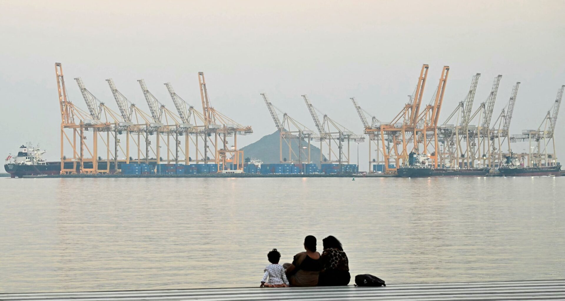 Strait of Hormuz: Key oil route in middle of Iran crisis