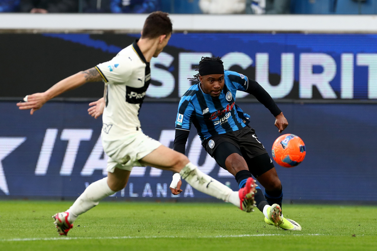 BERGAMO, ITALY - JANUARY 25: Ademola Lookman of Atalanta crosses the ball while under pressure from Enrico Delprato of Parma Calcio 1913 during the Serie A match between Atalanta BC and Parma Calcio 1913 at Gewiss Stadium on January 25, 2026 in Bergamo, Italy. (Photo by Marco Luzzani/Getty Images)