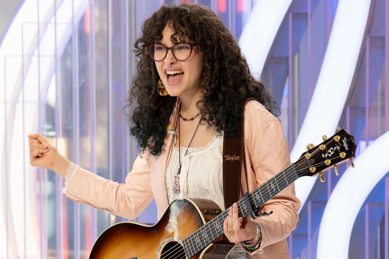 'American Idol' alum gets college student to skip class for audition