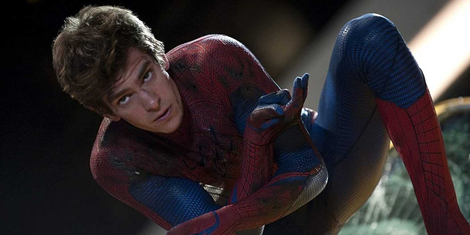 Andrew Garfield as Peter Parker crouching with crossed arms in The Amazing Spider-Man (2012)