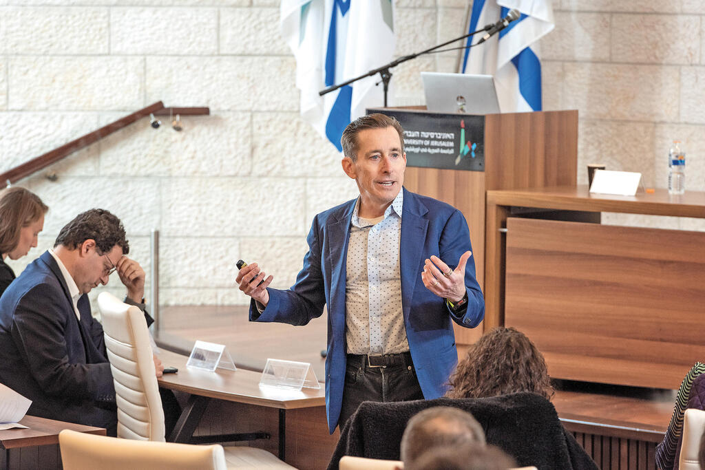 פול גומפרס פרופ' למינהל עסקים בהרווארד