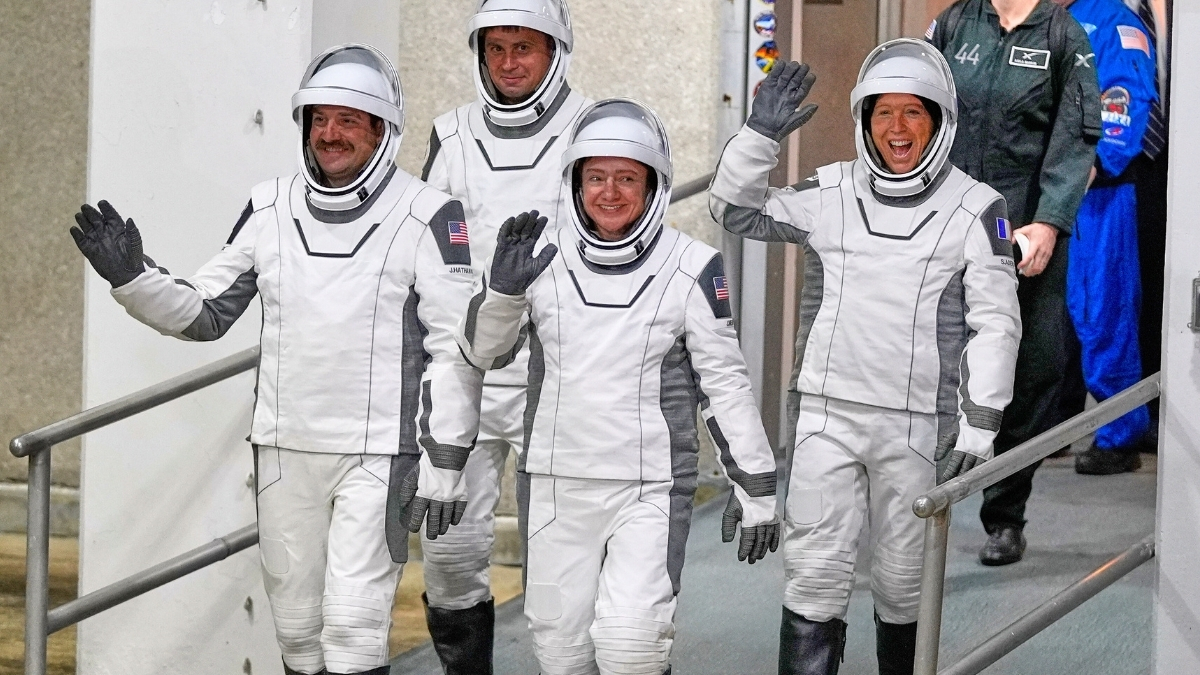 Four New Astronauts Arrive at ISS, Restoring a Full Crew For Research : ScienceAlert
