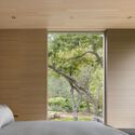 Lakeside Residence / Disbrow Iannuzzi - Interior Photography, Bedroom, Wood, Glass