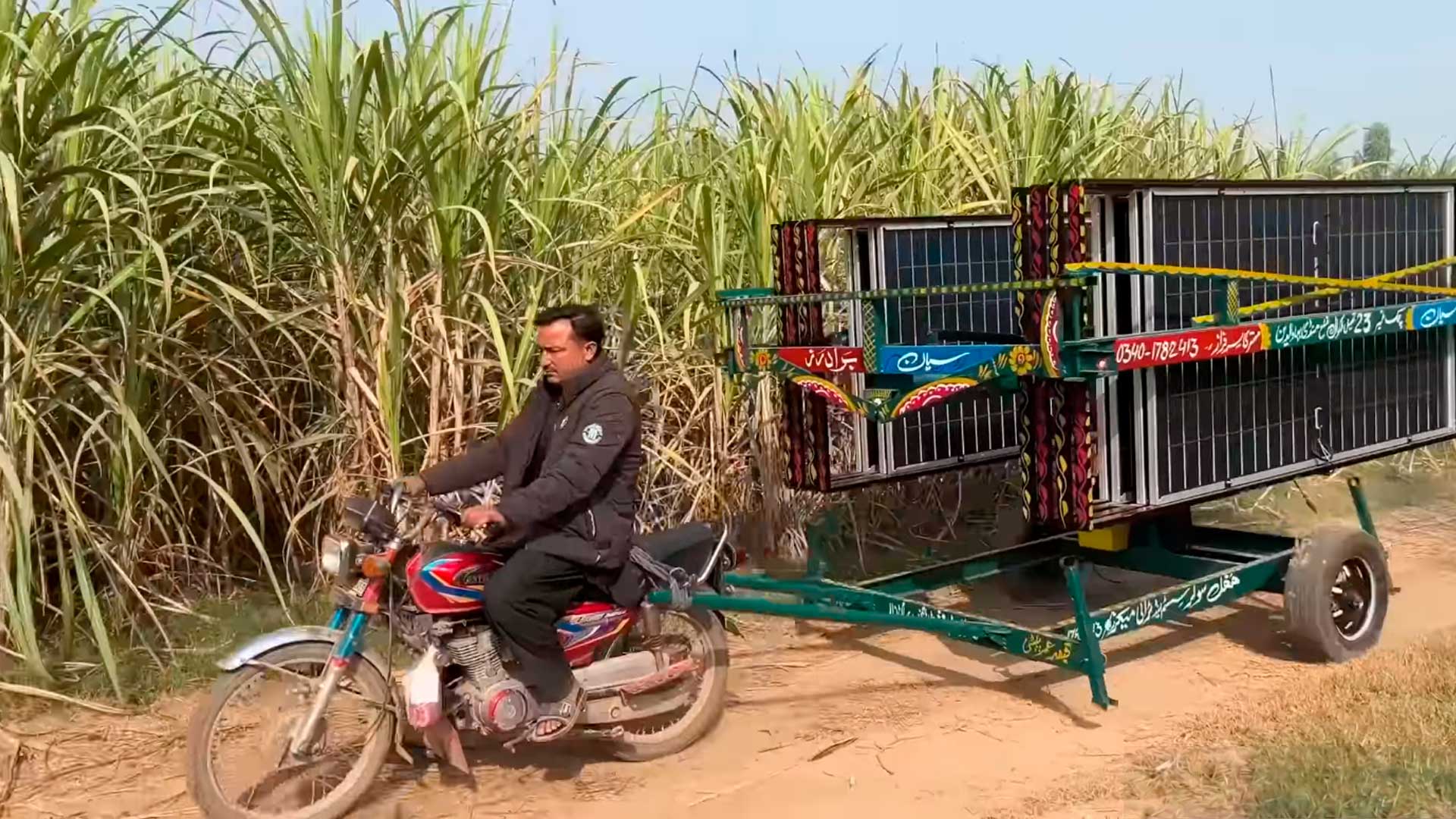In a makeshift workshop, a mobile solar power plant pulled by a motorcycle is born, costing US$1.000, with a structure welded piece by piece and reinforced for bumpy roads, to bring energy to irrigate fields in Pakistan.