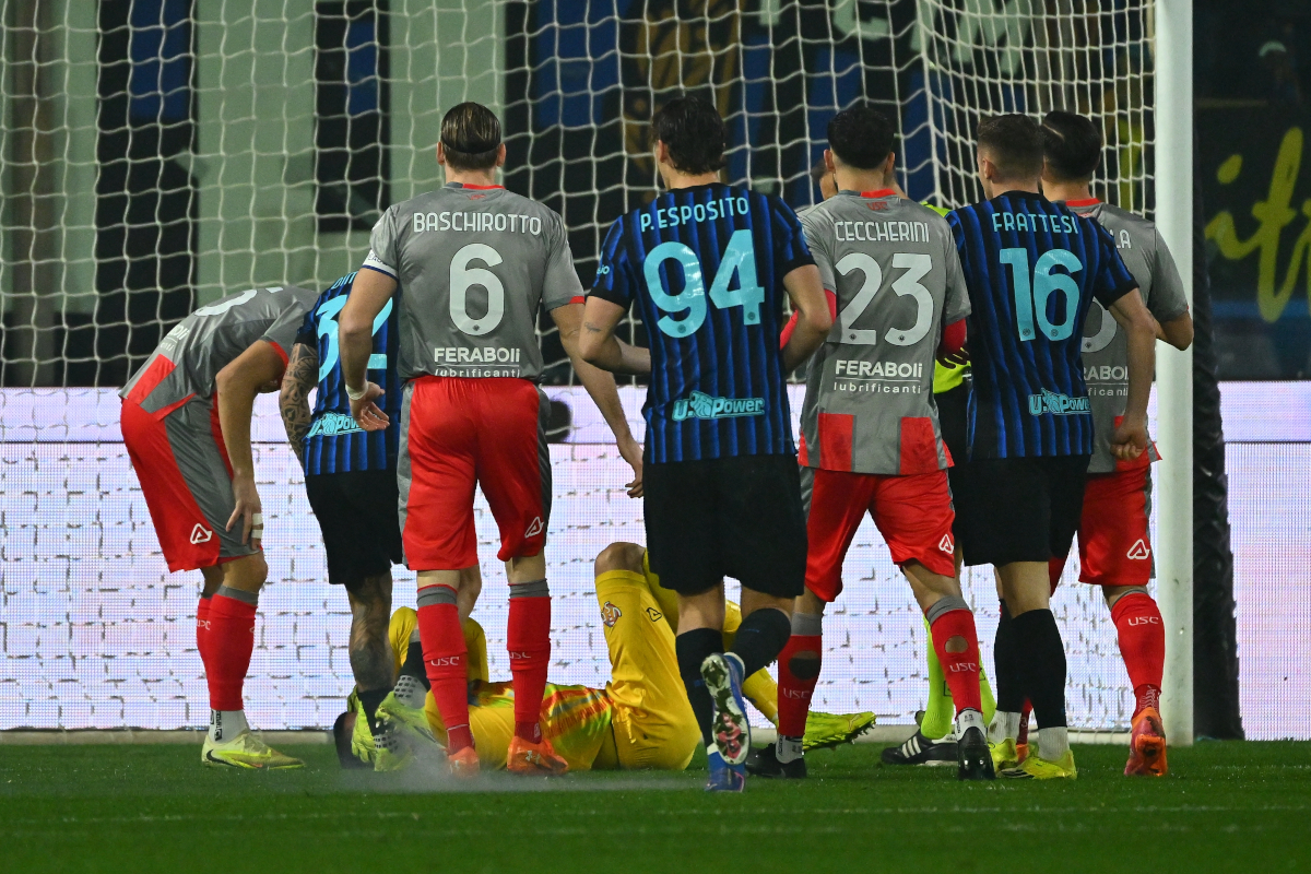 CREMONA, ITALY - FEBRUARY 01: Goalkeeper Emil Audero of US Cremonese gets stunned by a firework during the Serie A match between US Cremonese and FC Internazionale at Stadio Giovanni Zini on February 01, 2026 in Cremona, Italy. (Photo by Marco M. Mantovani/Getty Images)