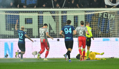 CREMONA, ITALY - FEBRUARY 01: Goalkeeper Emil Audero of US Cremonese gets stunned by a firework during the Serie A match between US Cremonese and FC Internazionale at Stadio Giovanni Zini on February 01, 2026 in Cremona, Italy. (Photo by Marco M. Mantovani/Getty Images)