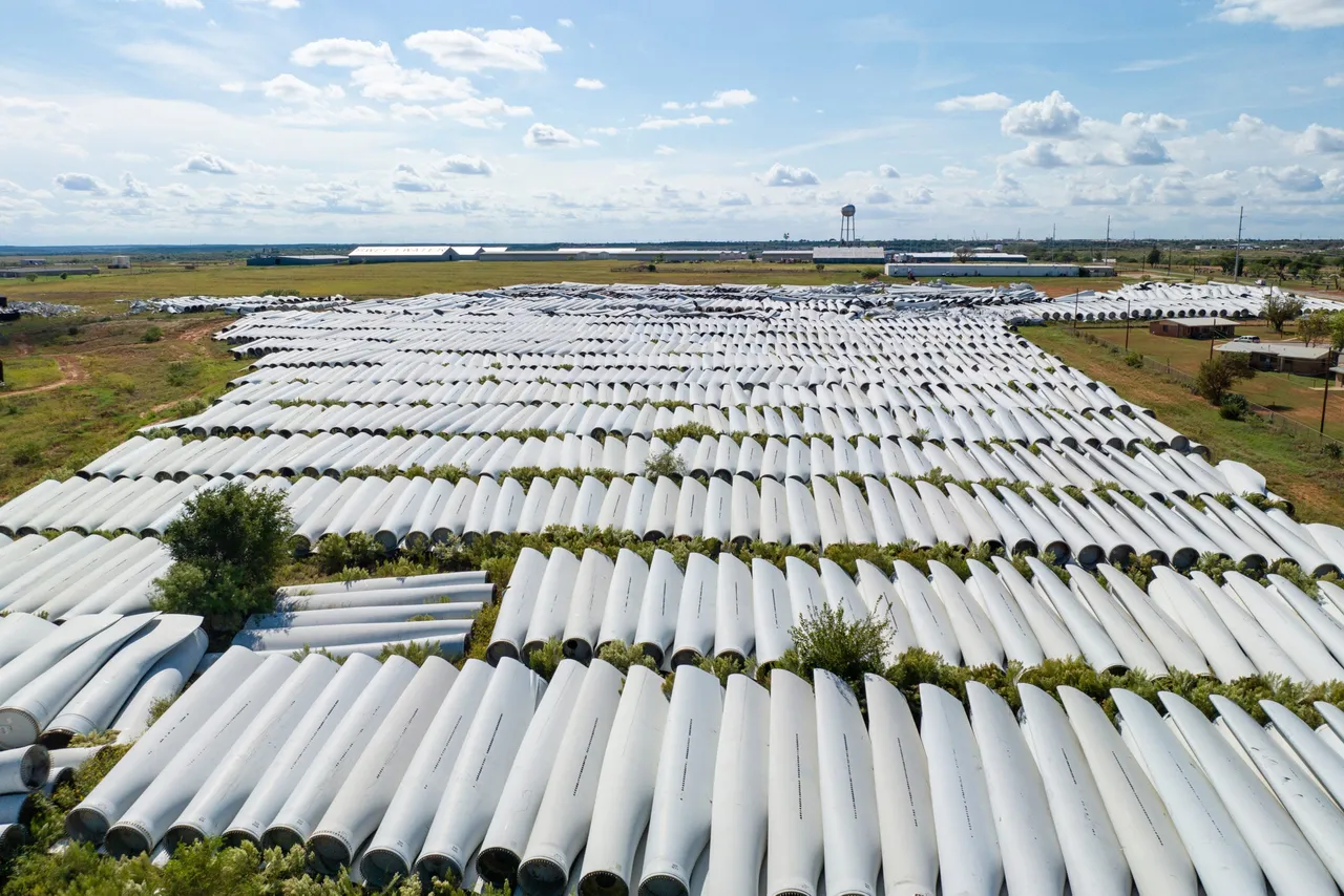 SWEETWATER, TEXAS - OCTOBER 04: In an aerial view, discarded wind turbine blades are seen in a field next to the Sweetwater Cemetery on, October 04, 2023 in Sweetwater, Texas. (Photo by Brandon Bell/Getty Images)