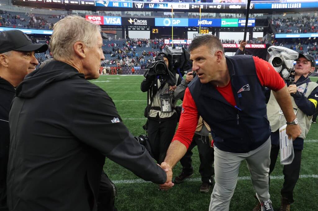 Patriots head coach Mike Vrabel shakes hands with former Raiders head coach Pete Carroll after a Week 1 game.