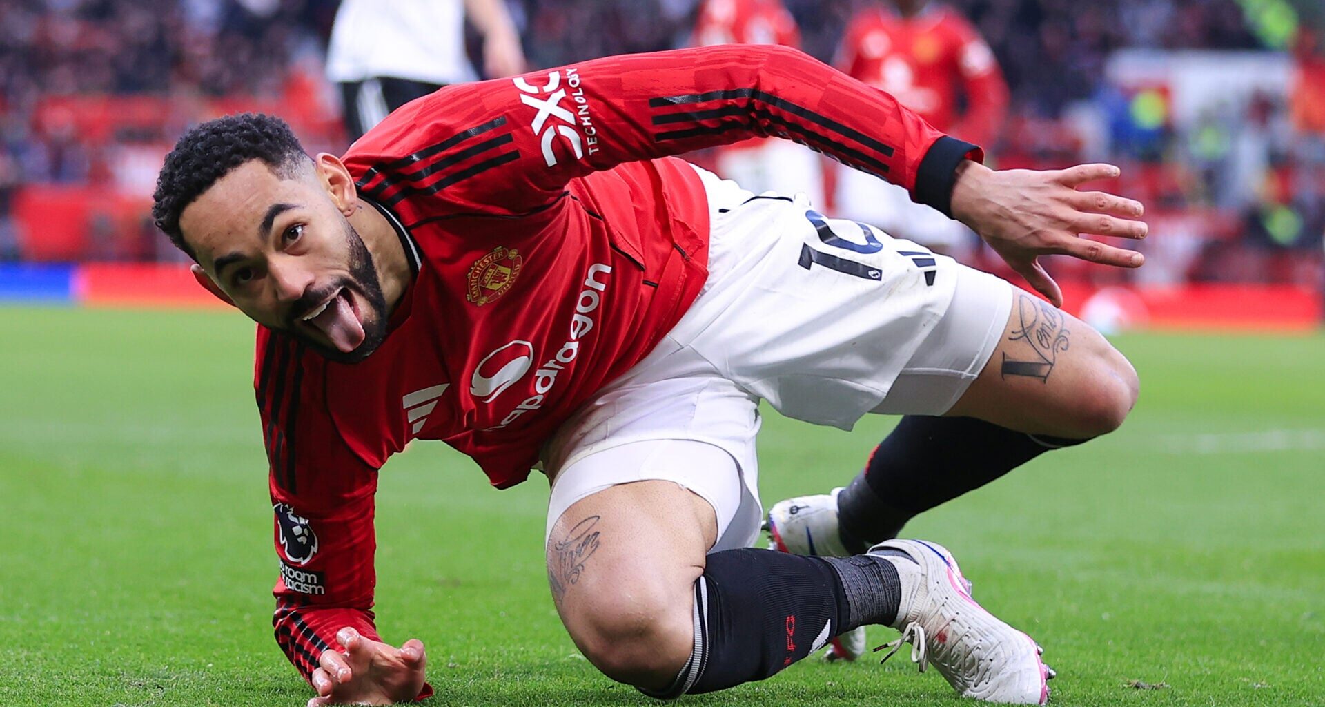 Patrick Dorgu and Lisandro Martinez react to Matheus Cunha's message after Manchester United win