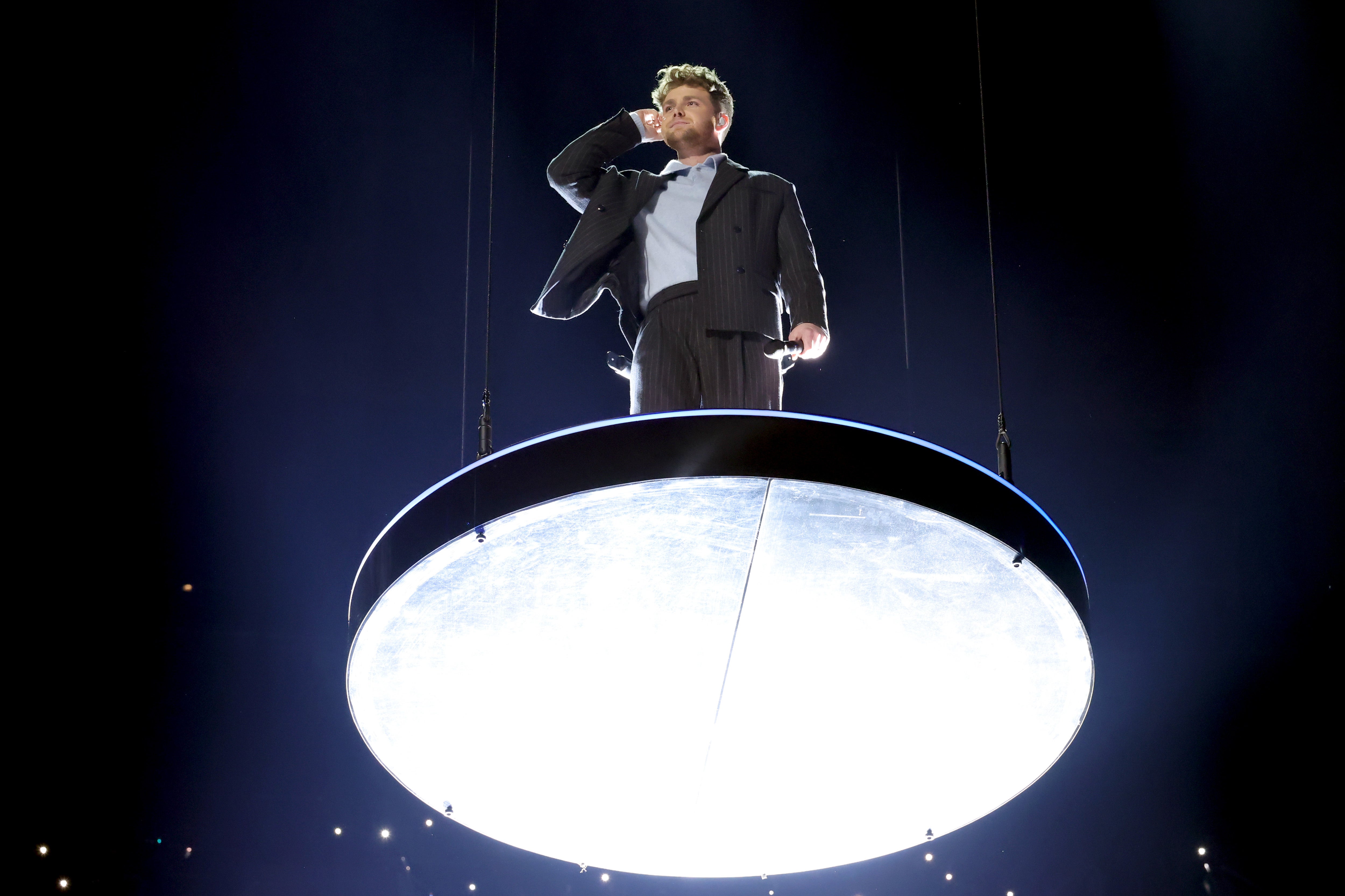 The singer was noticeably a beat behind during the performance that saw him lifted over the crowd