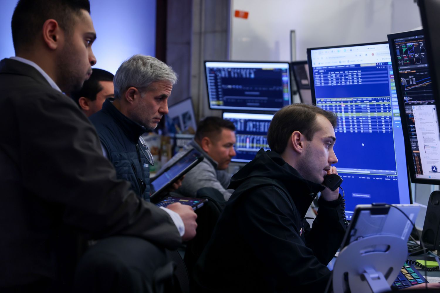 Major Indexes Close Slightly Lower After Earnings Flurry, Stronger-Than-Expected January Jobs Report