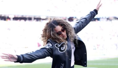 Blue Ivy Carter jumps on the field