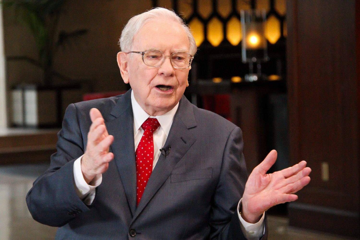Discover Warren Buffett's 2 Wealth-Building Habits and How Compound Interest Amplified His Success