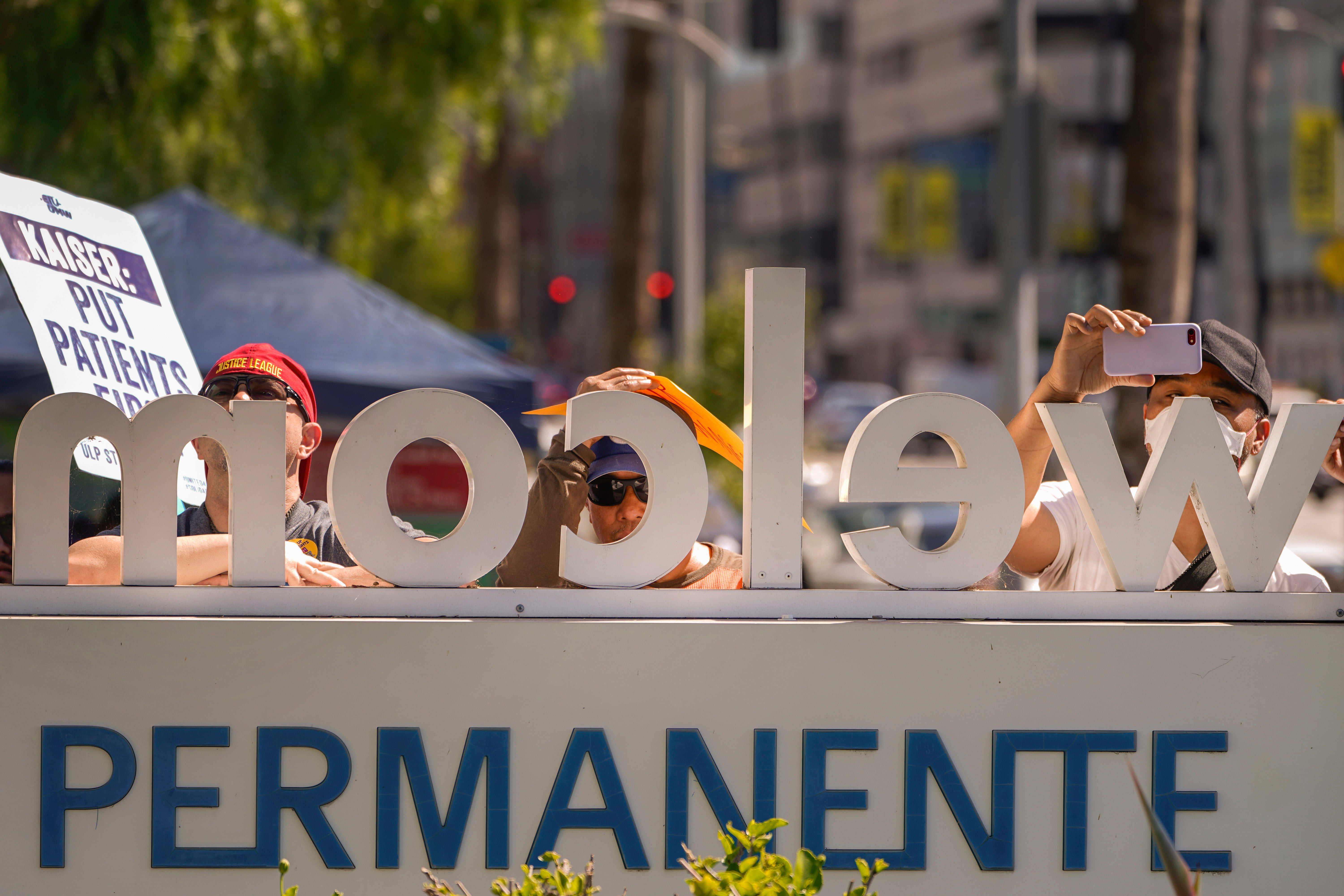 Workers picket outide the Kaiser Permanente Los Angeles Medical Center in 2023
