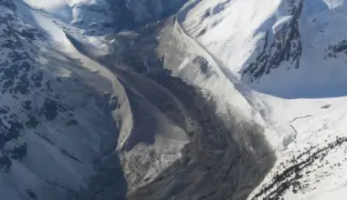 Large rock avalanche strikes Swiss Alps near Italian border