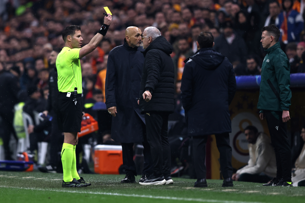 ISTANBUL, TURKEY - FEBRUARY 17: Referee Danny Makkelie shows a yellow card to the Galatasaray A.S. bench during the UEFA Champions League 2025/26 League Knockout Play-off First Leg match between Galatasaray A.S. and Juventus at Ali Sami Yen Spor Kompleksi on February 17, 2026 in Istanbul, Turkey. (Photo by Burak Kara/Getty Images)