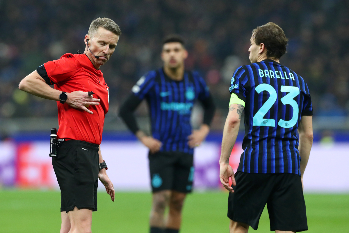 MILAN, ITALY - FEBRUARY 24: Referee Alejandro Hernandez and Nicolo Barella of FC Internazionale Milano interact after a penalty appeal for hand ball for FC Internazionale Milano during the UEFA Champions League 2025/26 League Knockout Play-off Second Leg match between FC Internazionale Milano and FK Bodo/Glimt at Stadio San Siro on February 24, 2026 in Milan, Italy. (Photo by Marco Luzzani/Getty Images)