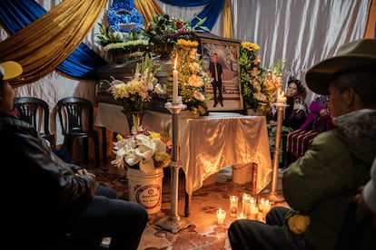 Altar fúnebre realizado por la familia de Miguel Raymundo Raymundo durante su velorio. Nebaj, Guatemala, el 1 de febrero de 2026.