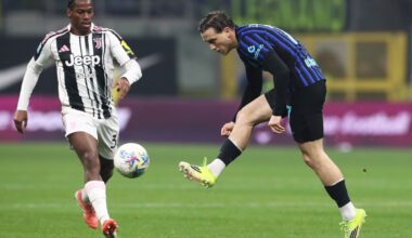 MILAN, ITALY - FEBRUARY 14: Piotr Zielinski of FC Internazionale Milano is put under pressure by Jonathan David of Juventus during the Serie A match between FC Internazionale and Juventus FC at Giuseppe Meazza Stadium on February 14, 2026 in Milan, Italy. (Photo by Marco Luzzani/Getty Images)