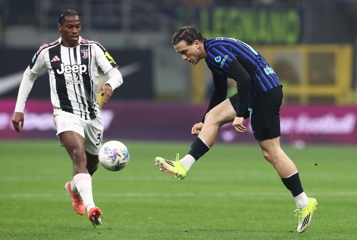 MILAN, ITALY - FEBRUARY 14: Piotr Zielinski of FC Internazionale Milano is put under pressure by Jonathan David of Juventus during the Serie A match between FC Internazionale and Juventus FC at Giuseppe Meazza Stadium on February 14, 2026 in Milan, Italy. (Photo by Marco Luzzani/Getty Images)