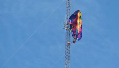2 occupants rescued after hot air balloon hits, gets stuck on Gregg County cell tower