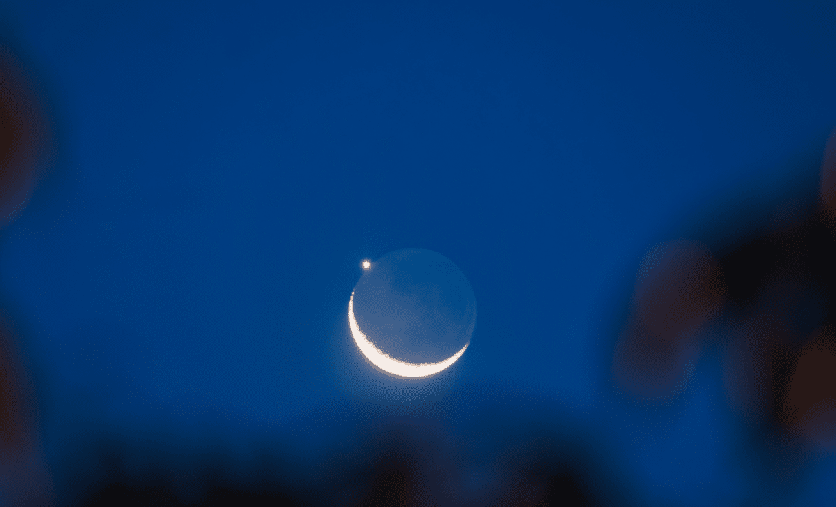 Rare Moon And Mercury Occultation To Delight Skywatchers Tonight!