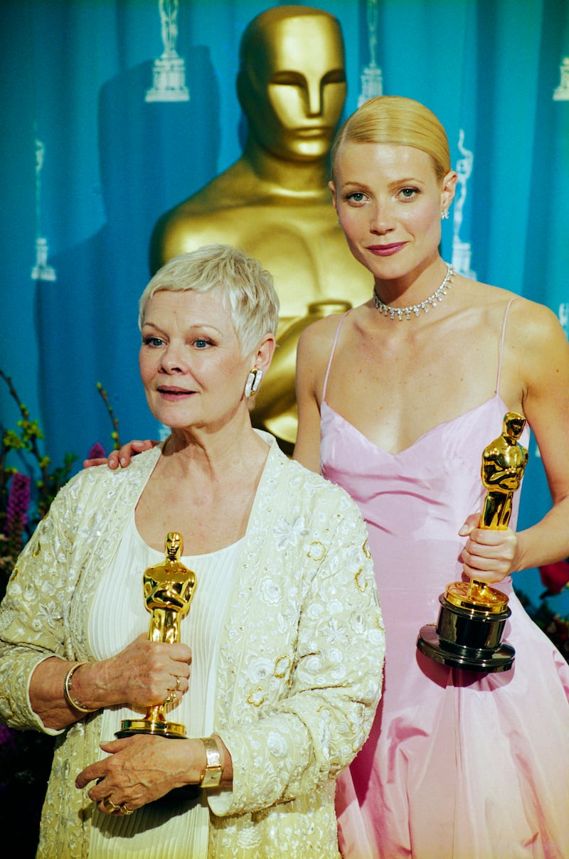 Best Actress Gwyneth Paltrow and Best Supporting Actress Judi Dench hold Oscar Awards for Shakespeare in Love at the 71st Annual Academy Awards Ceremony 1999