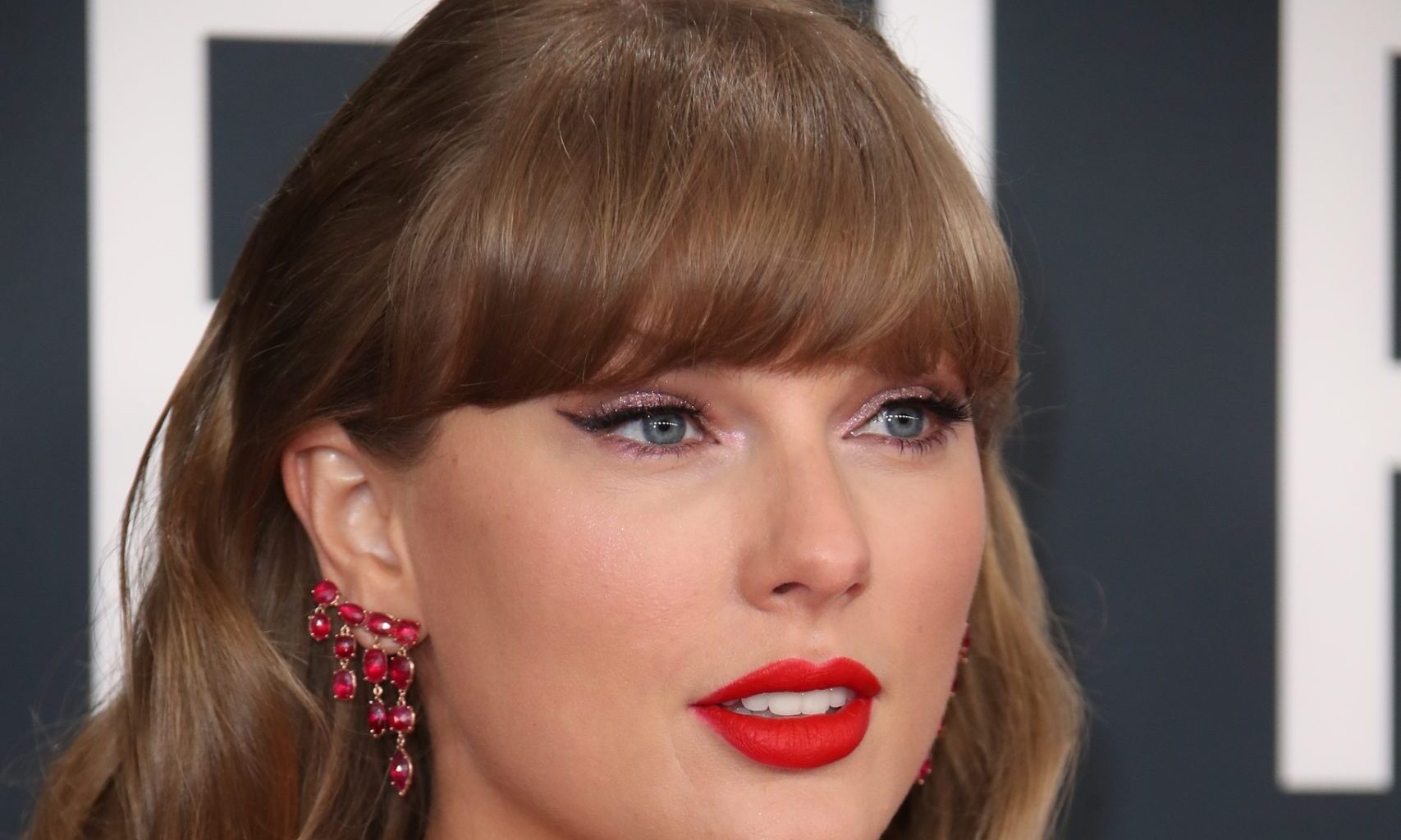 World reacts to insane Taylor Swift news